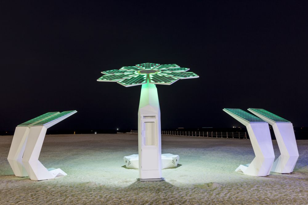 Solární sprchy na noční pláži Umm Suqeim