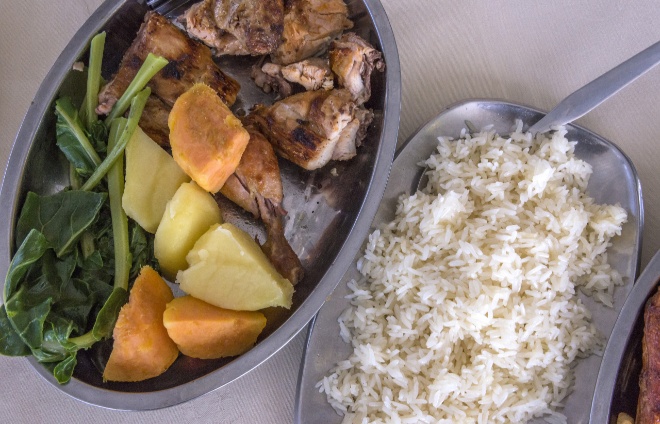 Tradiční kapverdské jídlo – kuře, zelenina, sladký brambor, rýže