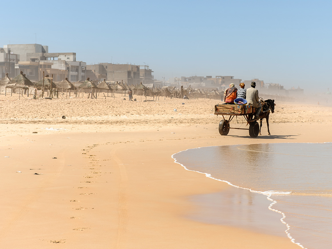 Pláž Yoff v době zimního větru harmattan, Senegal