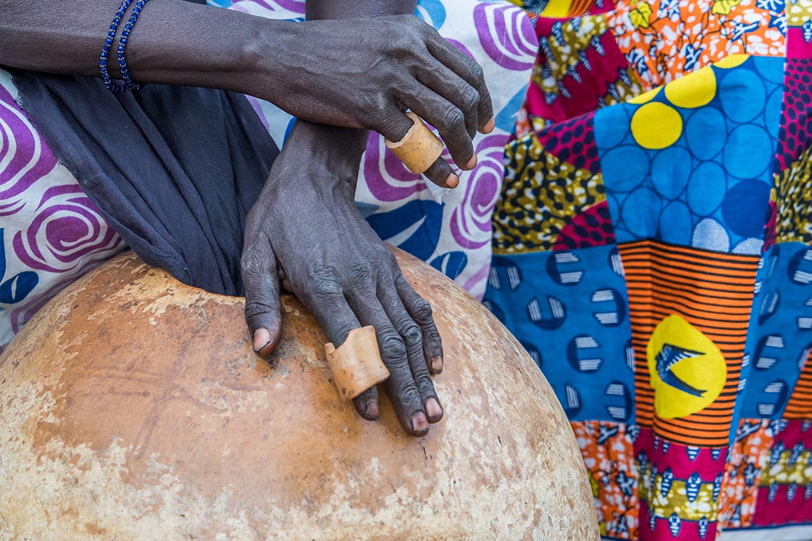 Africký buben, tradiční hudební nástroj v Senegalu