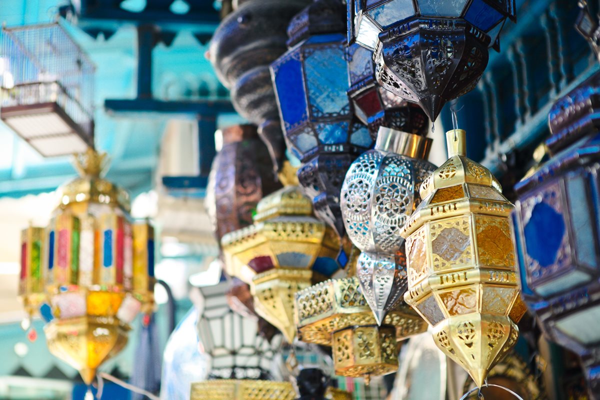 Tradiční lampy na trhu v Tunisu
