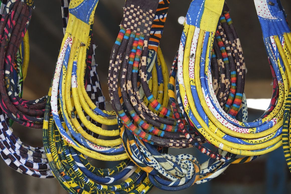 Tradiční šperky na senegalském trhu