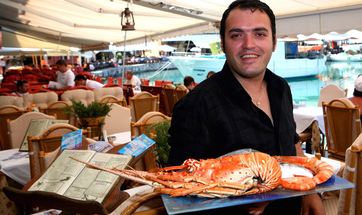 Návštěva rybí taverny na Krétě je zážitek