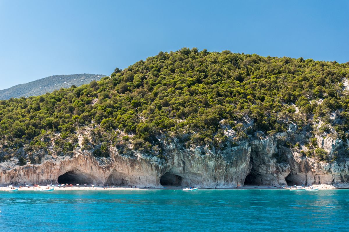 Jeskyně u pláže Cala Luna na Sardinii
