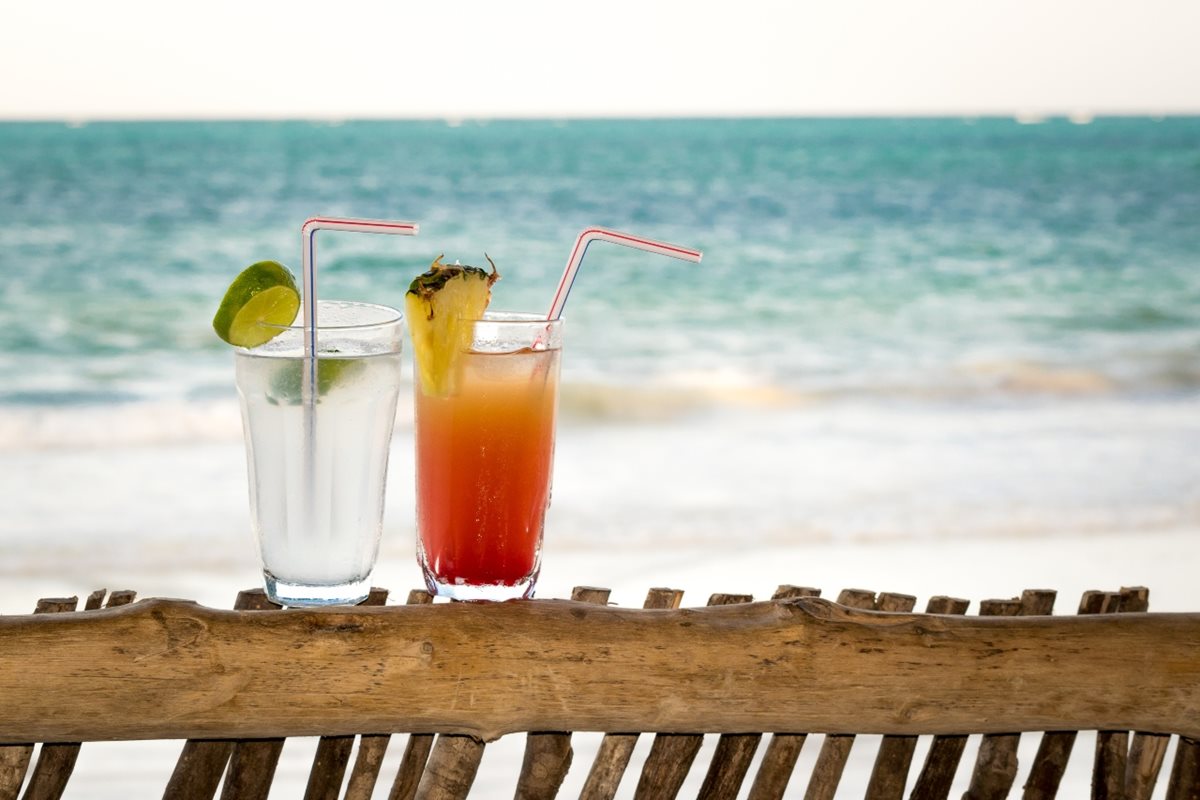 Ovocné koktejly na zanzibarské pláži