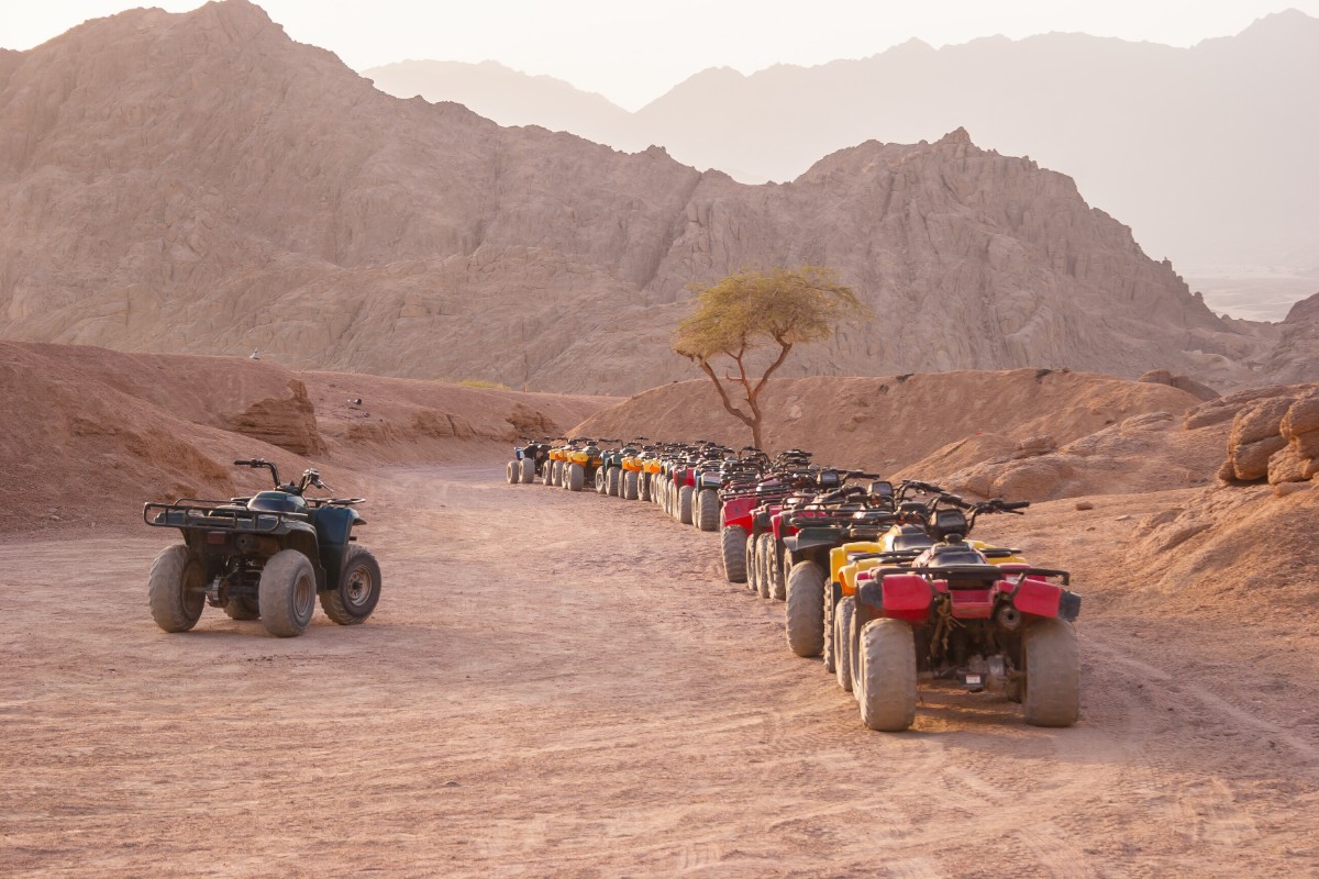 Čtyřkolky připravené na výlet do pouště, Sharm El Sheikh