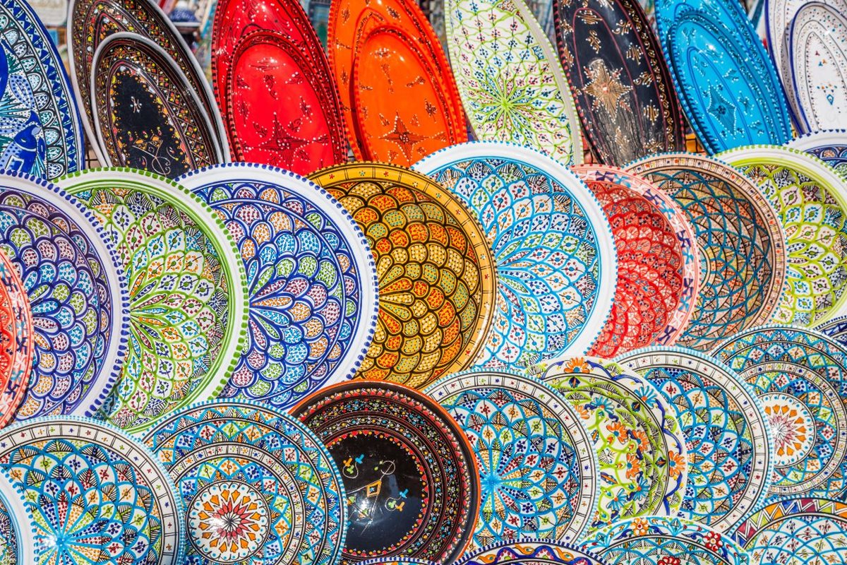 Tradiční keramika na trhu v Djerbě, Tunisko