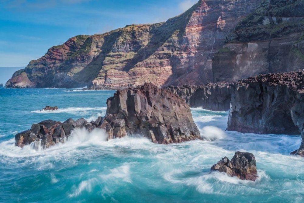 Skalnaté pobřeží Azorských ostrovů