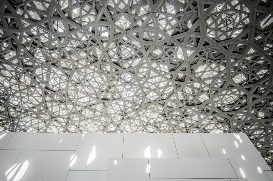 Detail futuristické kupole muzea Louvre Abú Dhabí od Jeana Nouvela