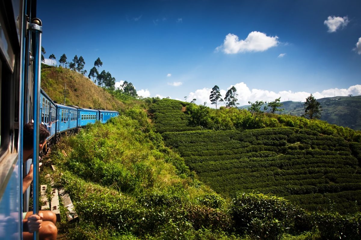 Vlak u srílanských čajových plantáží