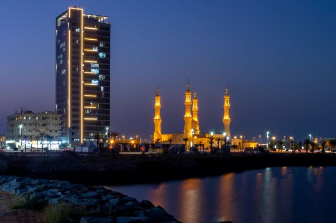 Noční panorama města Ras Al Khaimah