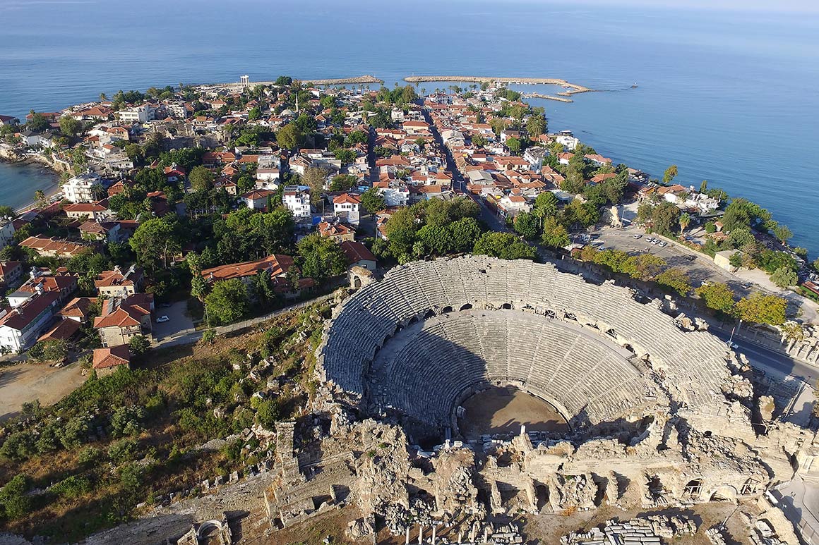 Antické ruiny ve městě Side, Turecká riviéra