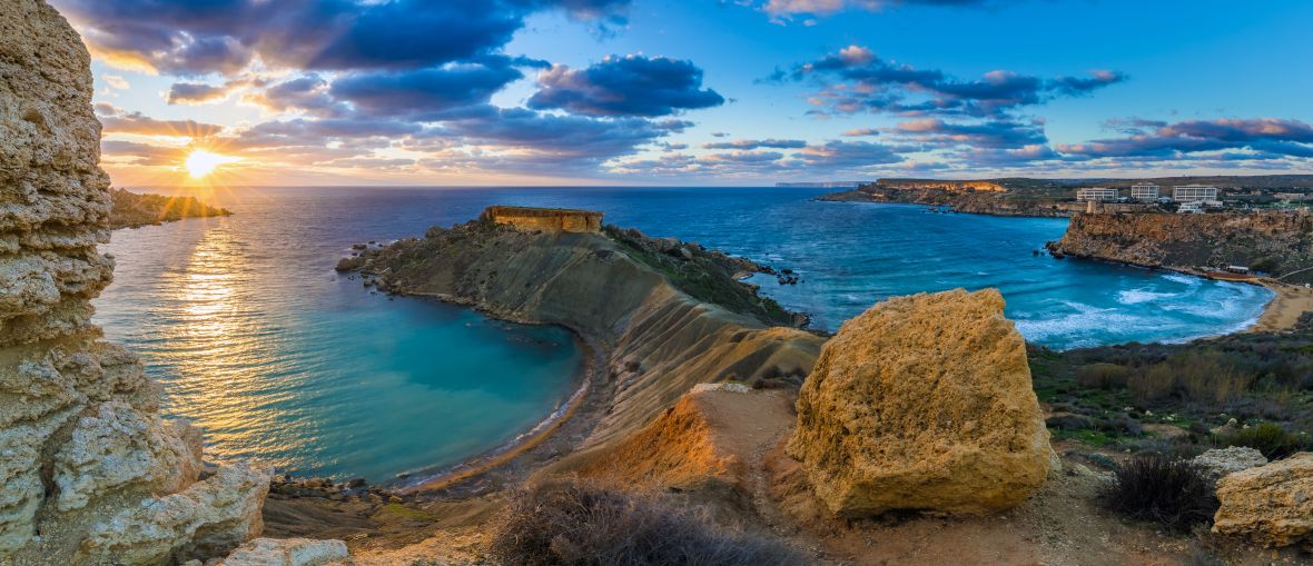 Panorama zálivu Gnejna a Golden Bay, Malta
