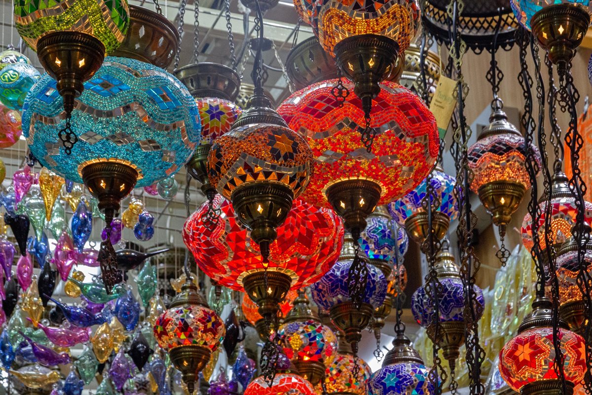Krásným suvenýrem z Emirátů jsou orientální skleněné lampy