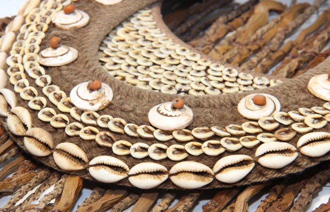 Kapverdská bižuterie z mušliček a dřevěných korálků 