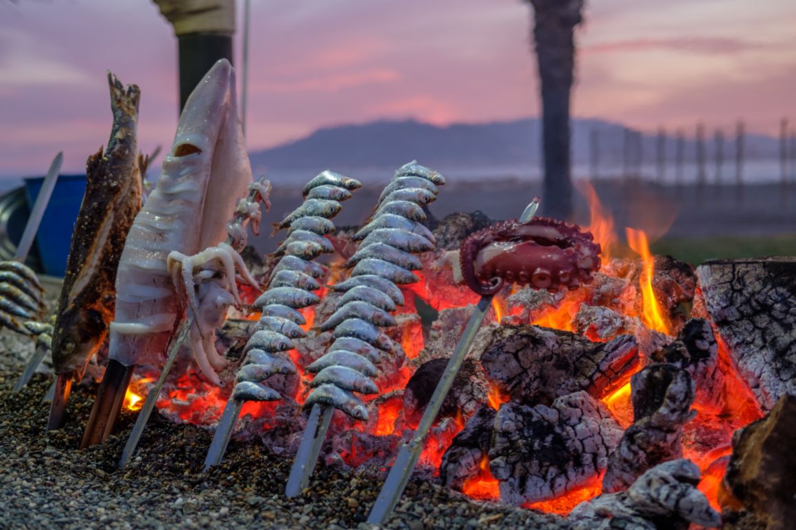Pochoutky připravované v jenom z mnoha plážových chiringuitos v Andalusii