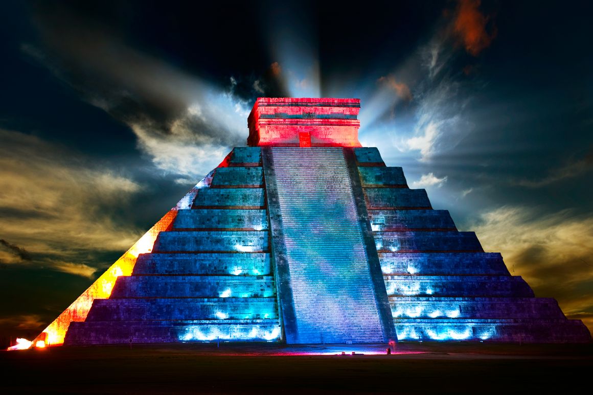 Kukulkánova pyramida během noční show, Chichén Itzá