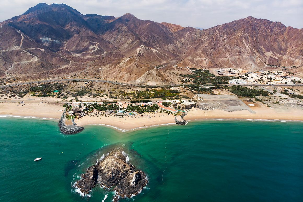 Sandy beach s ostrovem Snoopy, Fujairah