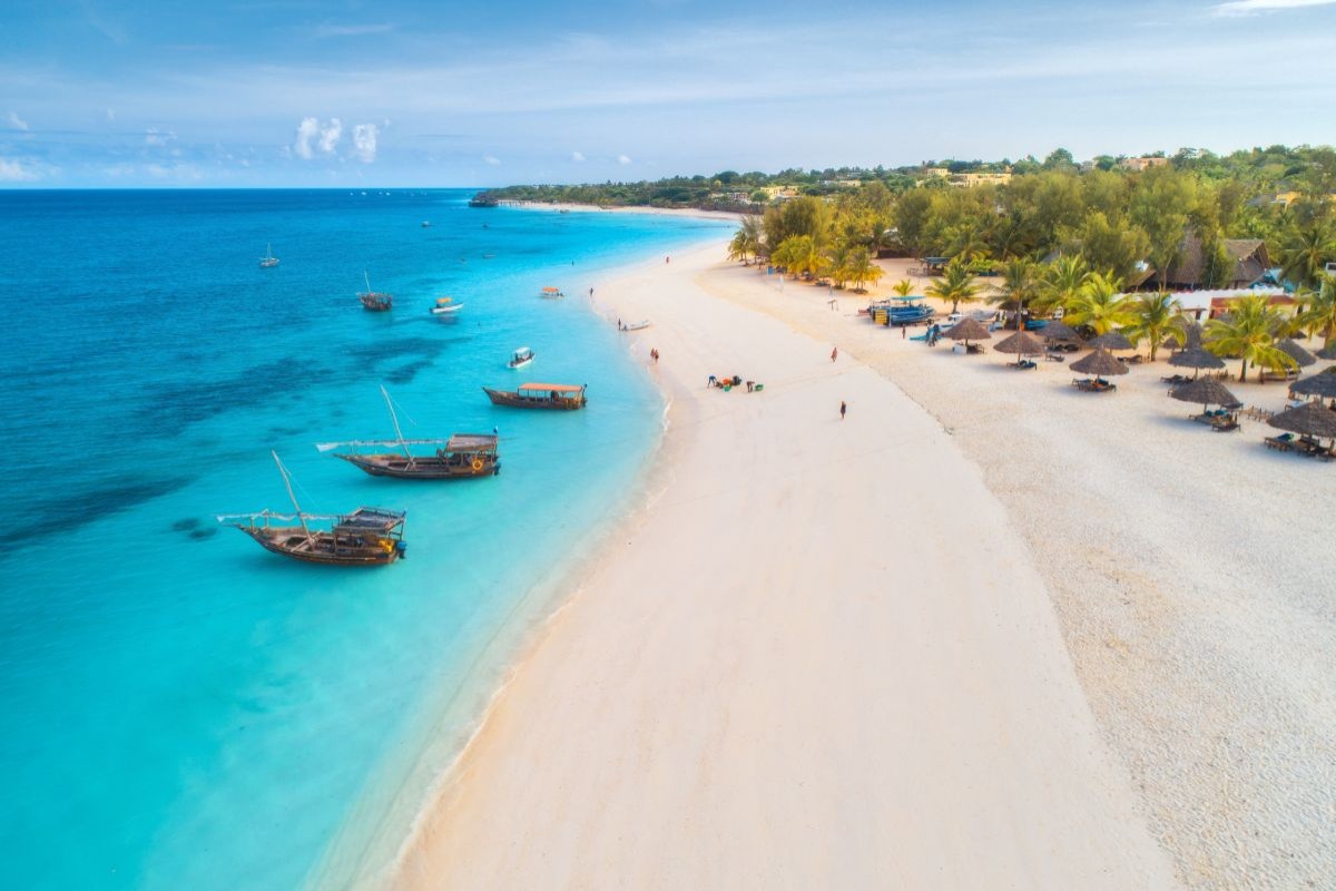 Pláž a lodě na Zanzibaru