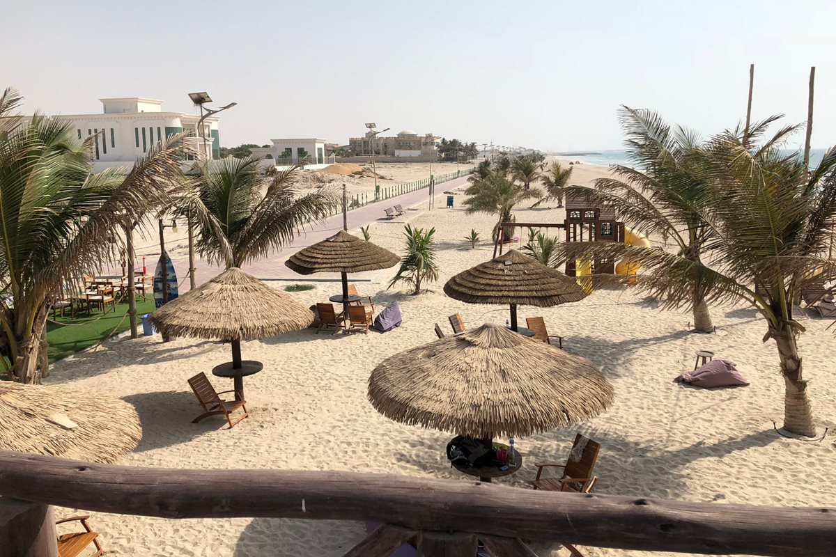 Poklidná pláž v Umm Al Quwain, Arabské emiráty
