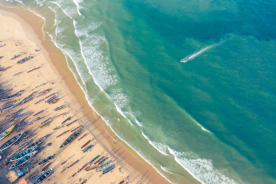 Typická senegalská pláž s pirogami, Senegal