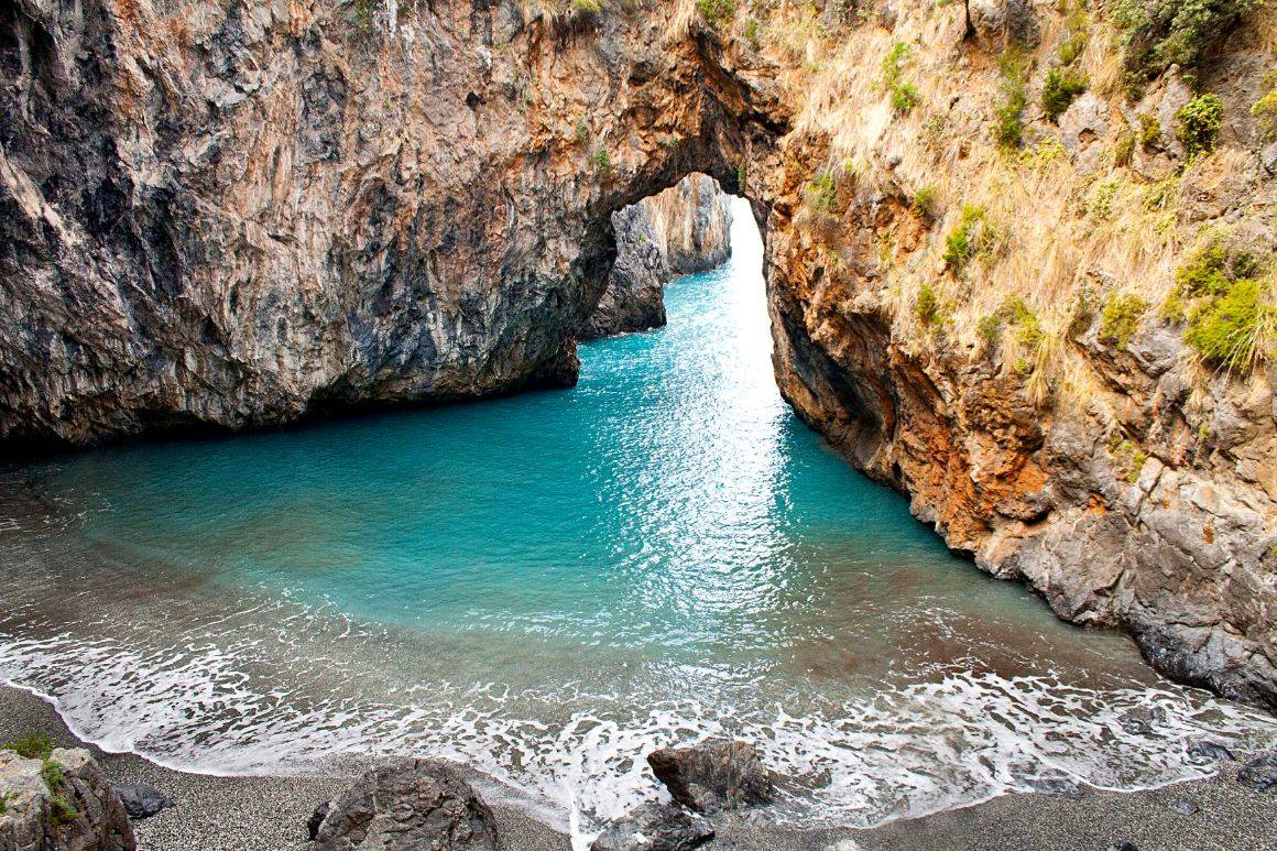 Pláž Grotta dell'Arco Magno, Kalábrie, Itálie