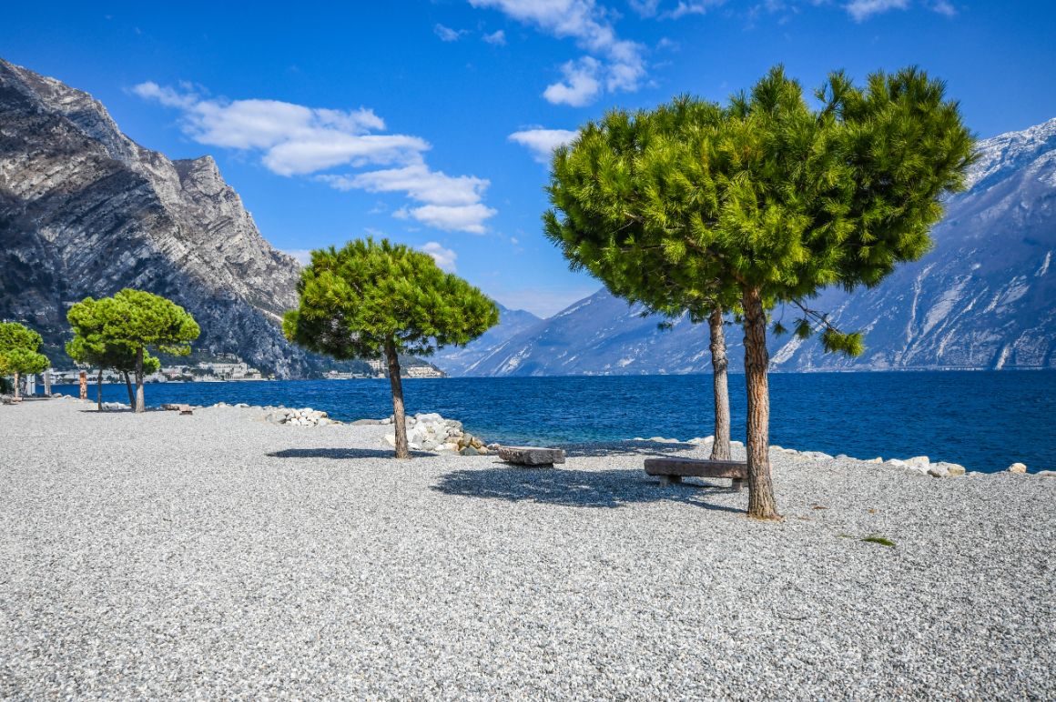 Pláž v Limone sul Garda