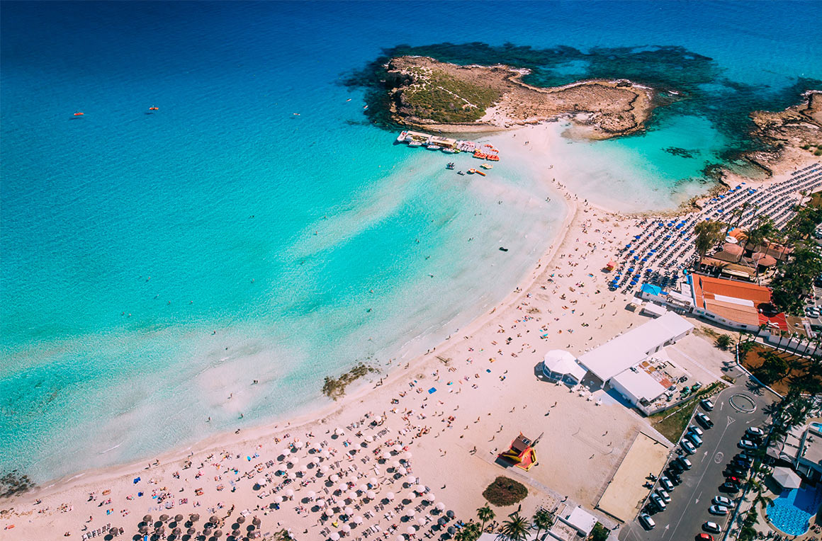 Pláž Nissi s přiléhajícím ostrůvkem, Kypr