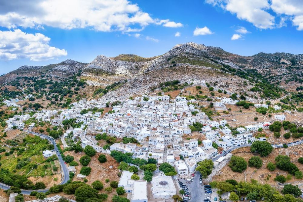 Tradiční horská vesnička Aperathos proslula svými domy z mramoru