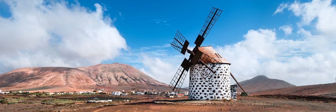 Krajina Fuerteventury s větrným mlýnem