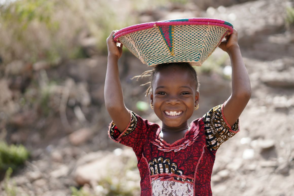 Dívka v tradičním oblečení, Senegal