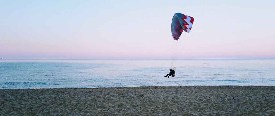 Kitesurfing na pláži Irakli, Bulharsko
