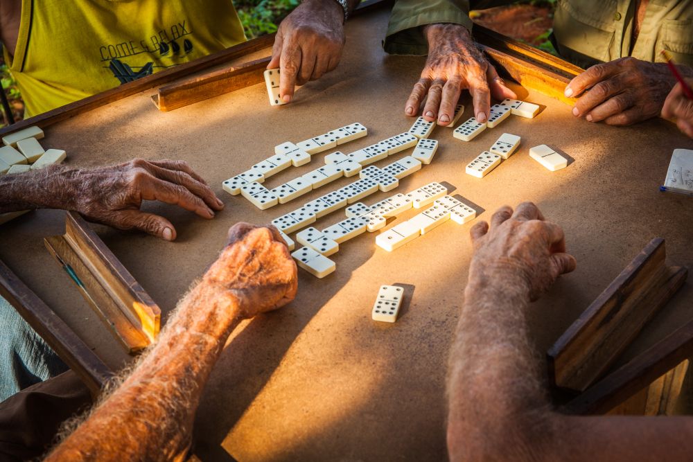 Farmáři hrající domino v kubánském údolí Vinales