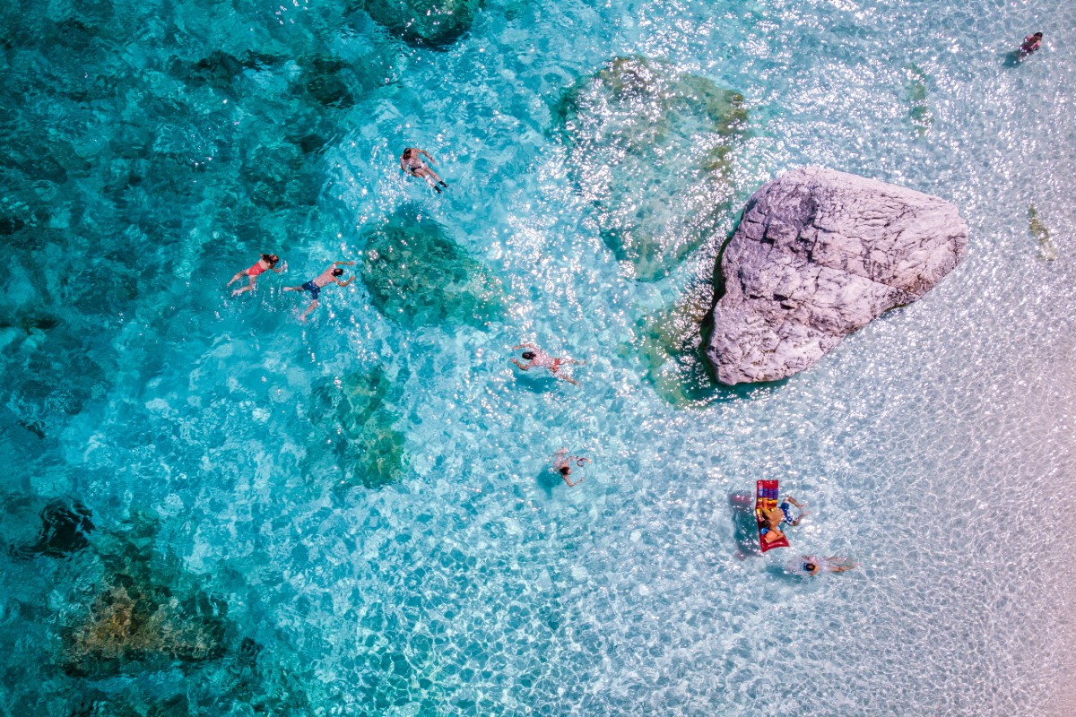 Křišťálová voda na pláži Cala Gonone v zálivu Orosei