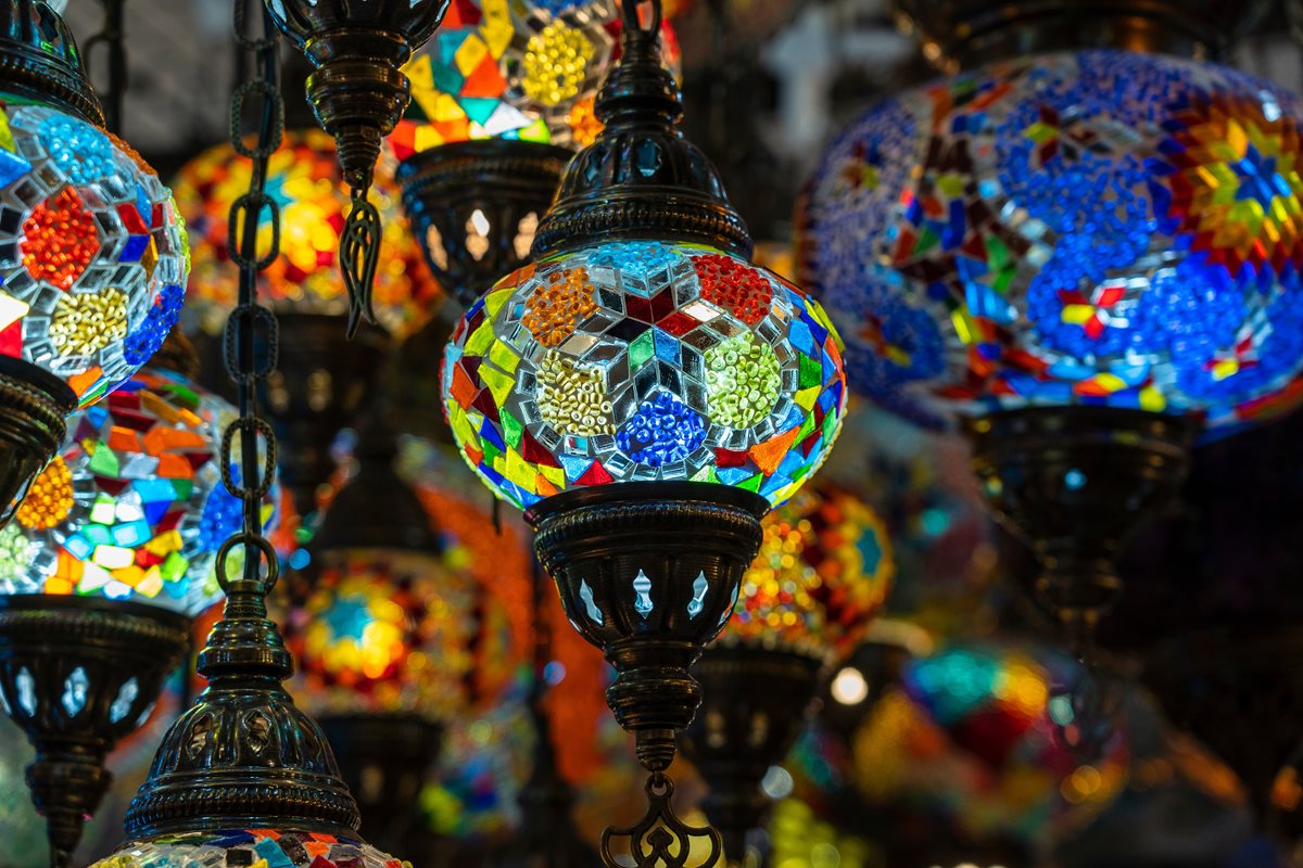 Skleněné turecké lampy na tržišti v Bodrumu