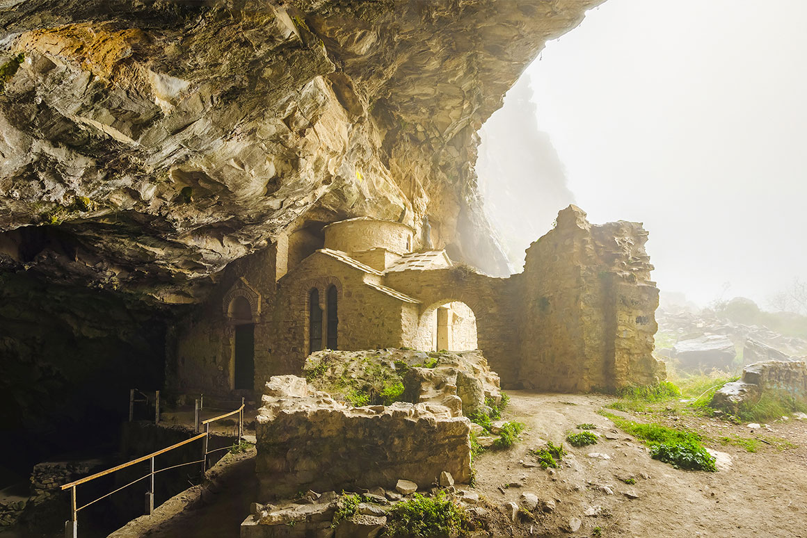 Jeskyně Doveli s byzantskou kaplí, Hora Penteli, Attika, Řecko