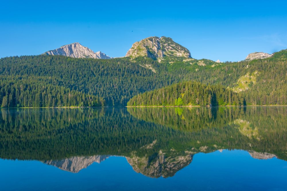 Hladina Černého jezera v NP Durmitor 