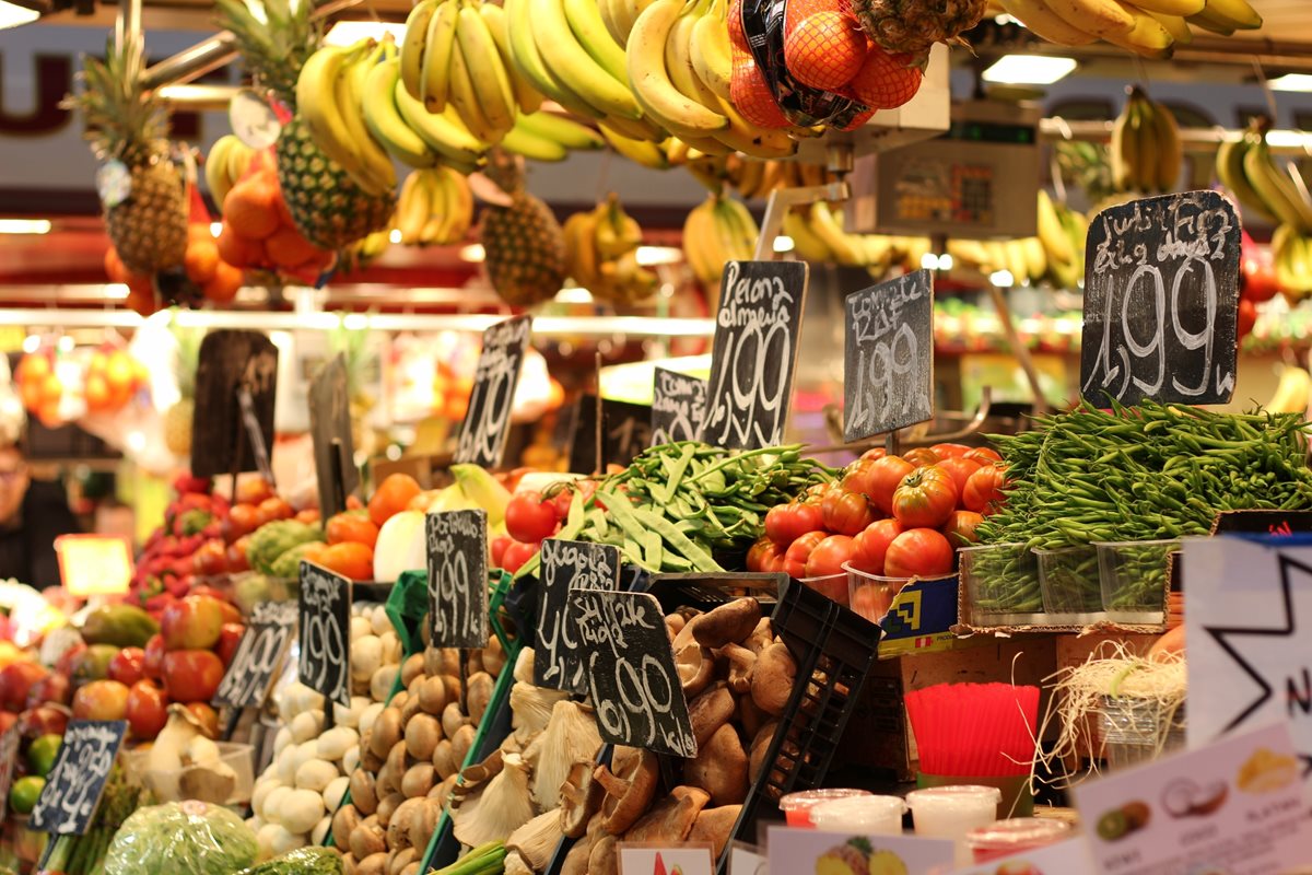 Čerstvá zelenina na trhu v Barceloně, Španělsko