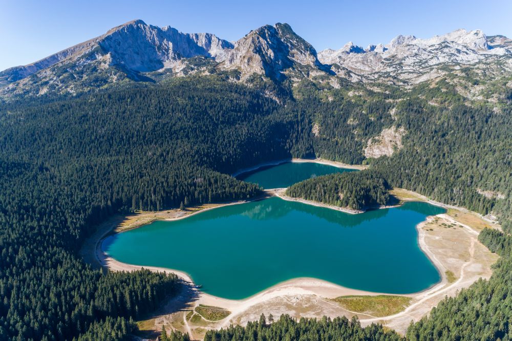 Panoramatický pohled na Černé jezero v NP Durmitor 