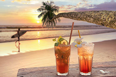 Drinky na tropické pláži