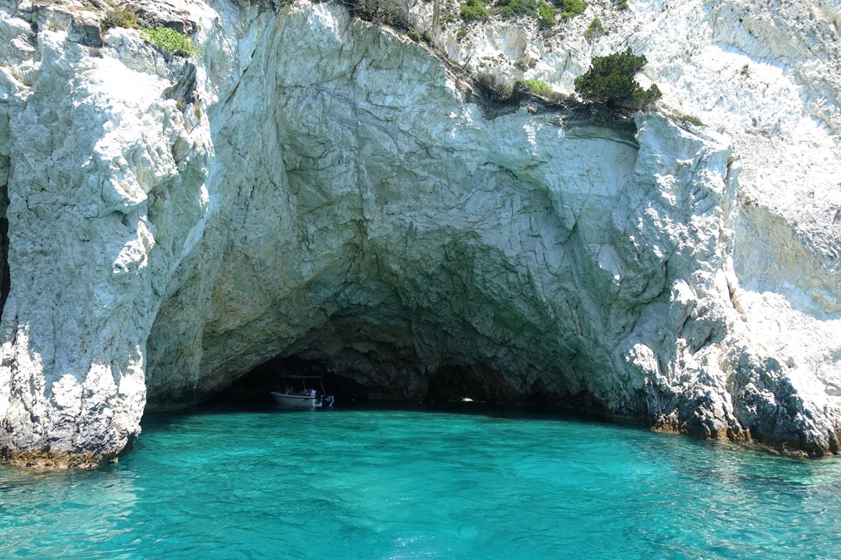 Bílá jeskyně na ostrůvku Marathonisi