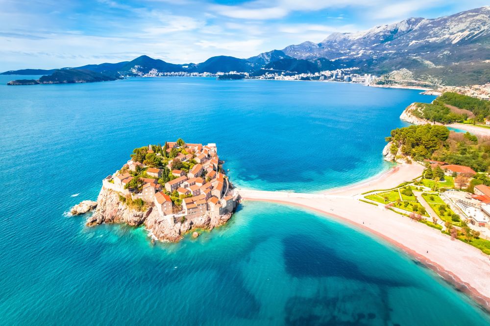 Panoramatický pohled na ostrov Sveti Stefan 