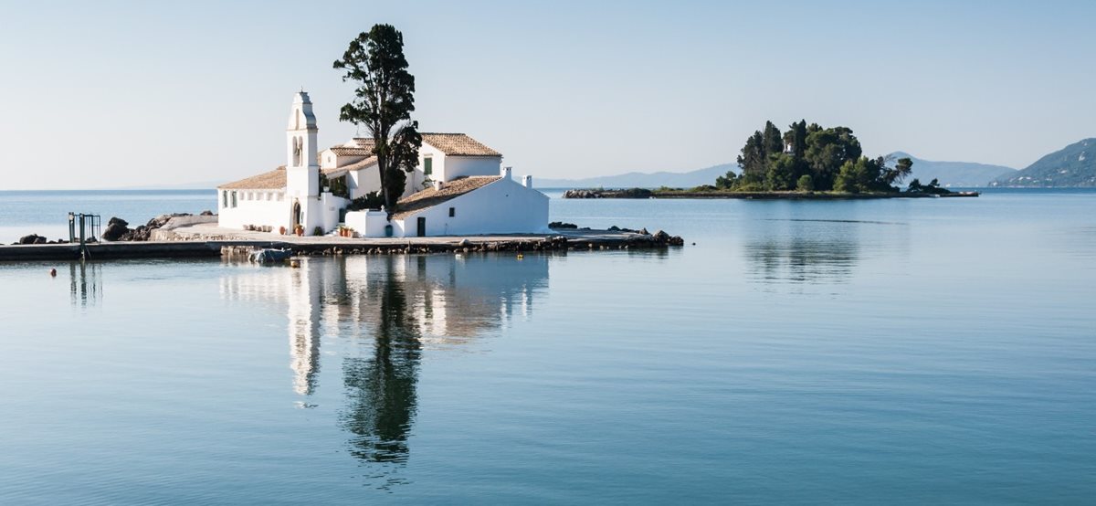 Klidné moře u řeckého ostrova Korfu, kostel Panagia Vlacherna