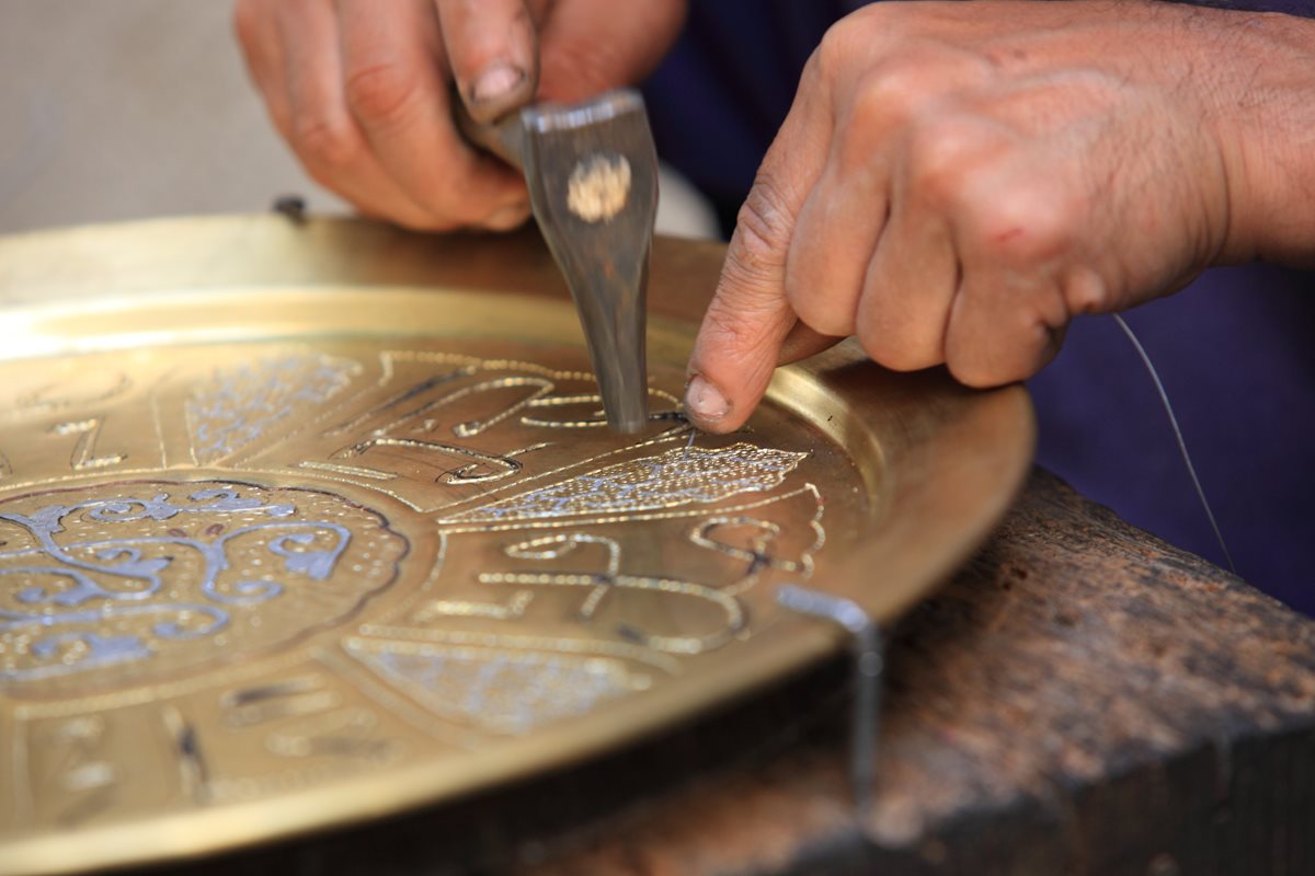 Výroba tradičního tepaného talíře z mědi a stříbra