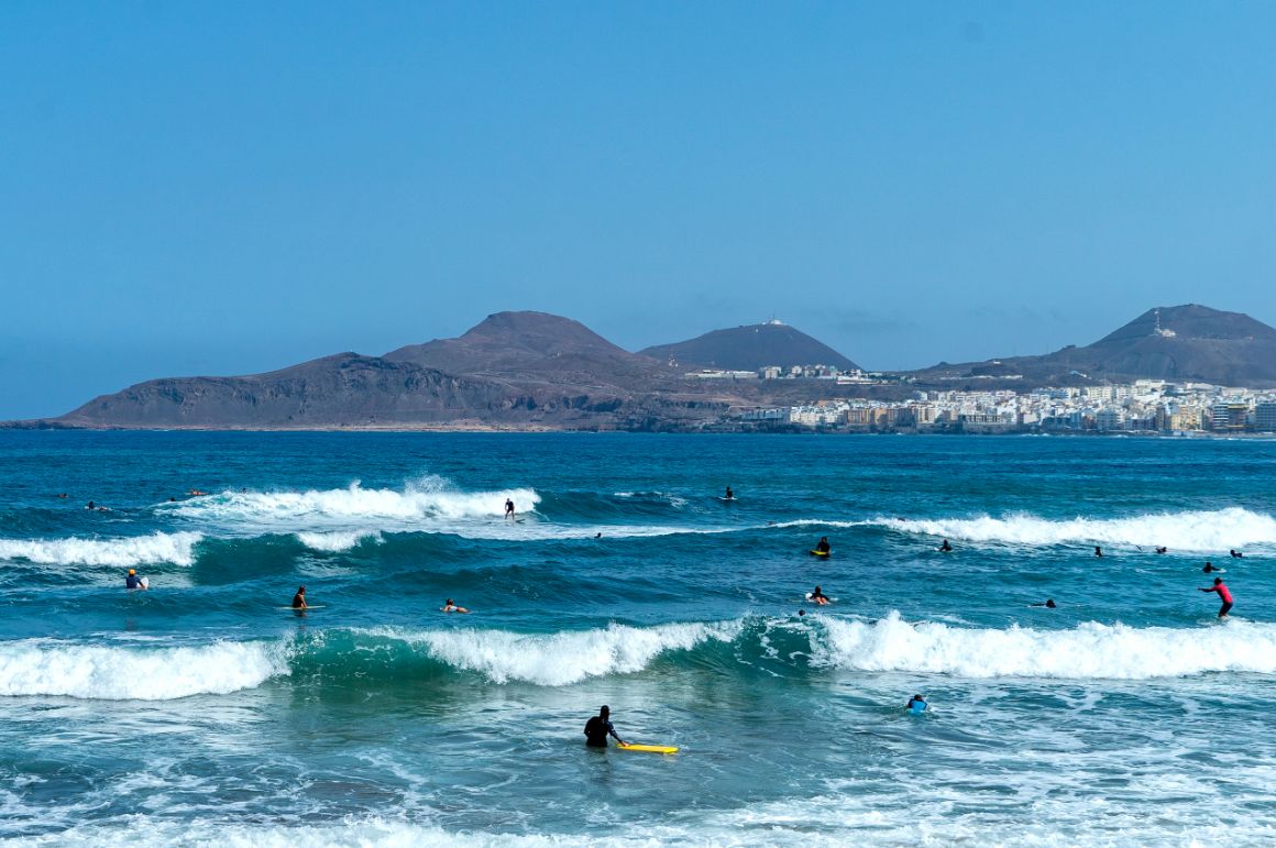 Surfaři na pláži Cicer, Las Palmas, Gran Canaria, Španělsko