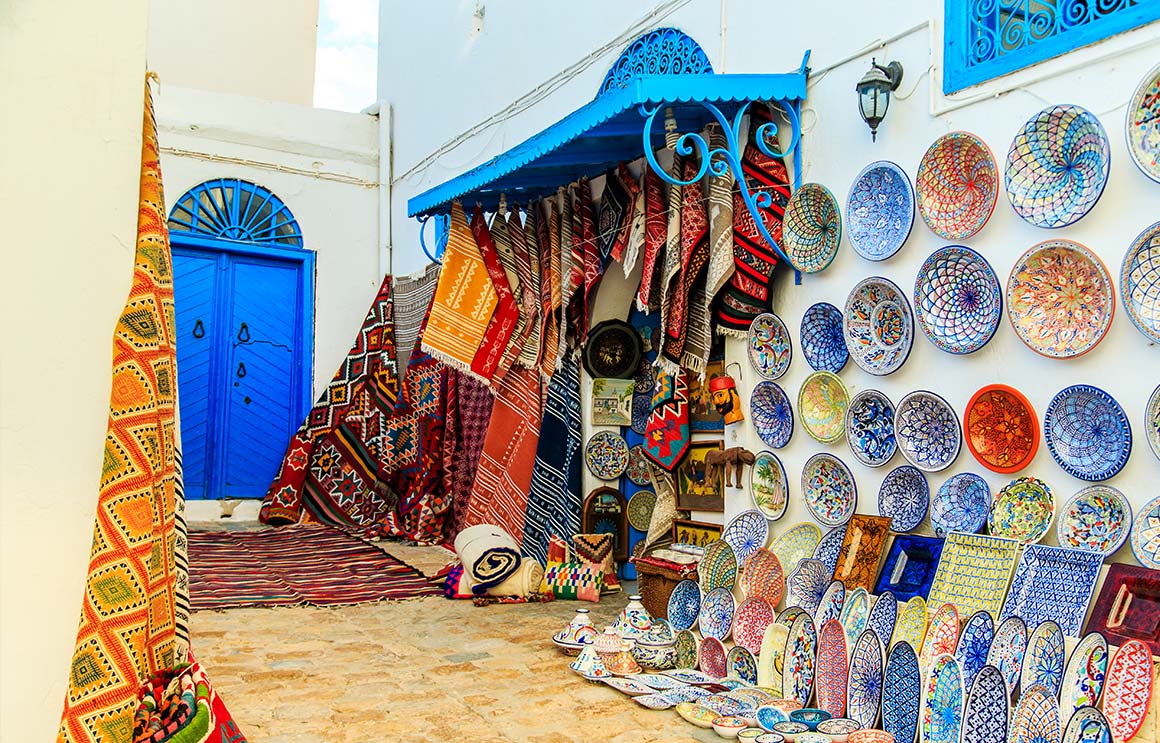 Koberce a keramika na trhu v Sidi Bou Said