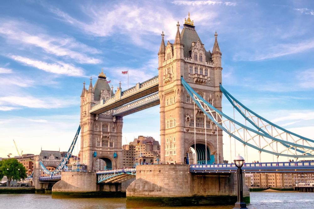 Tower Bridge vedoucí přes Temži