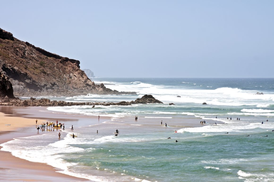 Surfaři na pláži Amado, Portugalsko