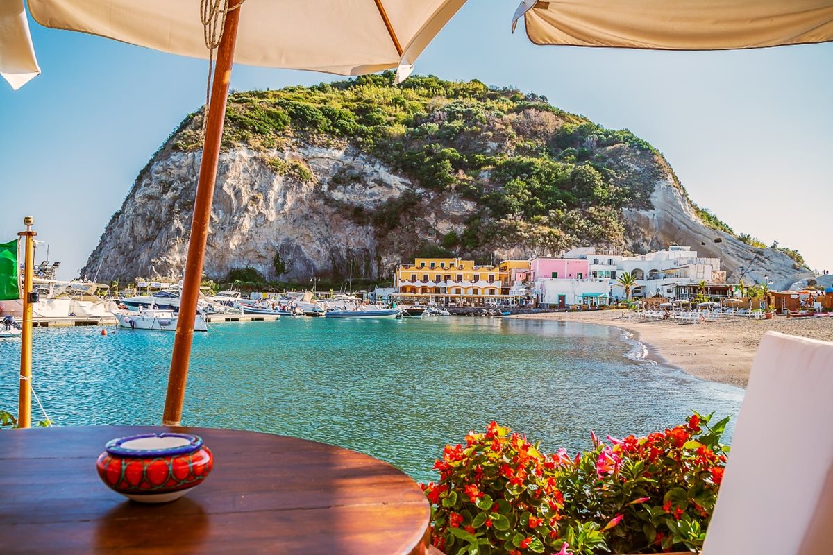 Sant’Angelo s ostrůvkem „La Torre“, Ischia, Itálie