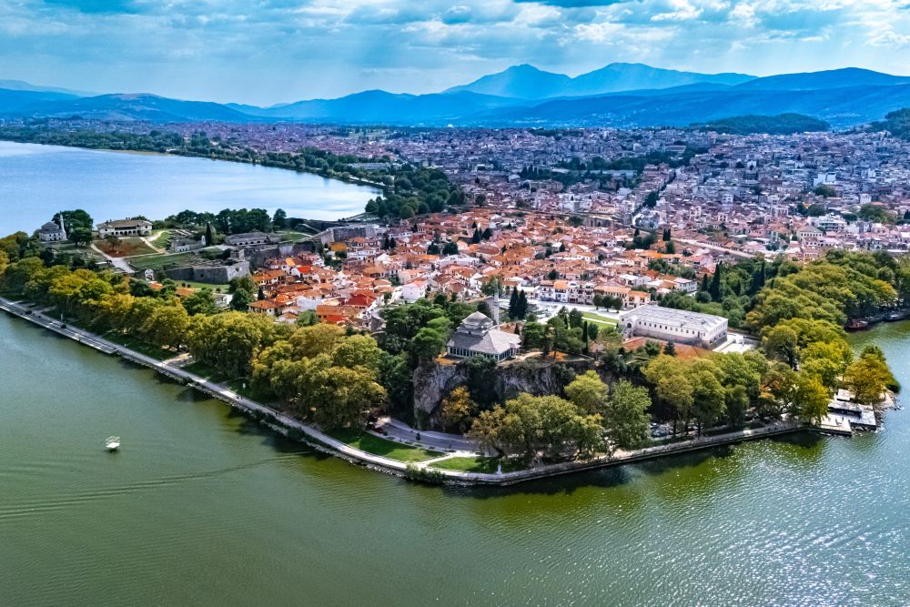 Ioannina leží na břehu jezera Pamvotida